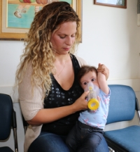 כיצד להחזיק את הילד בזמן מתן הטיפול